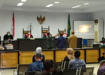 Gubernur Gorontalo, Rusli Habibie, memberi kesaksian pada persidangan di Pengadilan Tipikor Gorontalo, Senin (8/3/2021). (muhajir/gopos)