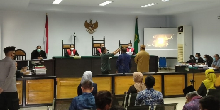 Gubernur Gorontalo, Rusli Habibie, memberi kesaksian pada persidangan di Pengadilan Tipikor Gorontalo, Senin (8/3/2021). (muhajir/gopos)