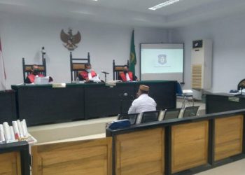 Gubernur Gorontalo, Rusli Habibie, saat memberi kesaksian di Pengadilan Tindak Pidana Korupsi (Tipikor) Gorontalo, Rabu (10/3/2021). (ramlan/gopos)