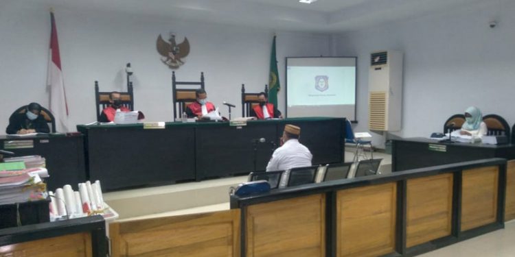 Gubernur Gorontalo, Rusli Habibie, saat memberi kesaksian di Pengadilan Tindak Pidana Korupsi (Tipikor) Gorontalo, Rabu (10/3/2021). (ramlan/gopos)