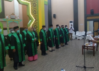 Wali Kota Gorontalo, Marten Taha saat membacakan Surat Keputusan (SK) Pengukuhan 16 Dewan Hakim, Pengawas dan Panitera STQH di Gedung Banthayo Lo Yiladia, Senin (22/3/2021). (foto/ramlan/gopos).