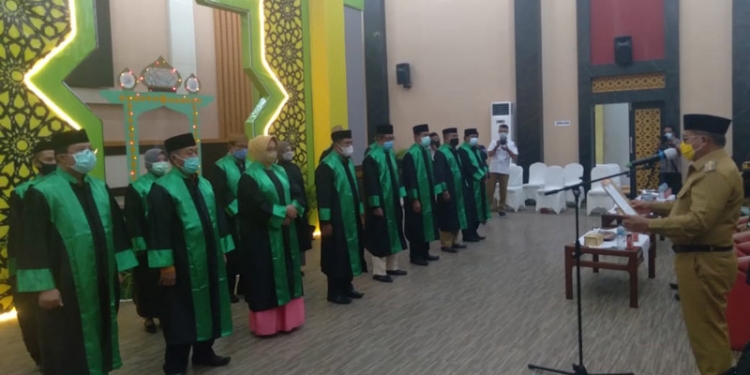 Wali Kota Gorontalo, Marten Taha saat membacakan Surat Keputusan (SK) Pengukuhan 16 Dewan Hakim, Pengawas dan Panitera STQH di Gedung Banthayo Lo Yiladia, Senin (22/3/2021). (foto/ramlan/gopos).