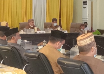 Bupati Pohuwato, Saipul Mbuinga, bersama Wakil Bupati Pohuwato, Suharsi Igrisa, memimpin rapat kerja bersama para pimpinan OPD, Senin (1/3/2021).