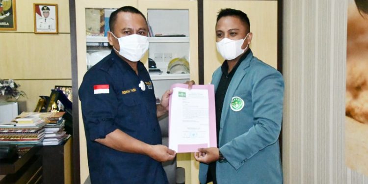 Sekda Gorut, Ridwan Yasin menerima kunjungan dari Ikatan Pelajar Nahdlatul Ulama (IPNU) Cabang Gorontalo Utara, di ruang kerjanya.(foto.istimewa)