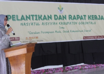Sekretaris Daerah Hadijah U Tayeb saat memberikan Sambutan dalam acara pelantikan pengurus Nasyiatul Aisyiyah (Putra Gopos)