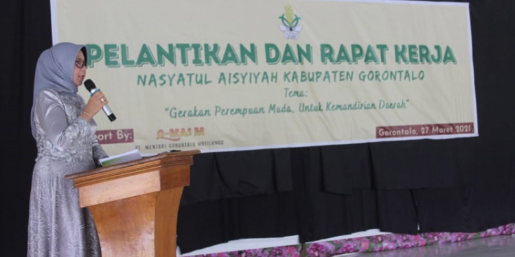 Sekretaris Daerah Hadijah U Tayeb saat memberikan Sambutan dalam acara pelantikan pengurus Nasyiatul Aisyiyah (Putra Gopos)