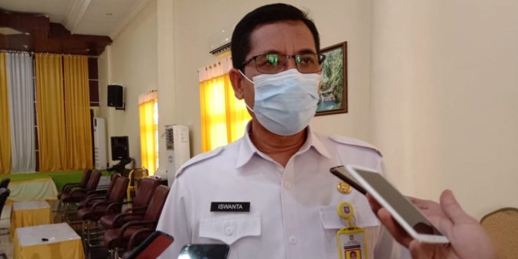 Plt. Sekretaris Daerah Kabupaten Pohuwato, Iswanta saat diwawancarai wartawan, Rabu(10/03/2021).(Azhar/Gopos).