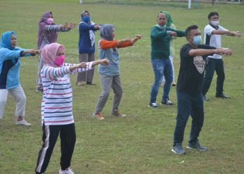 Wakil Bupati Bone Bolango Merlan S. Uloli saat melakukan senam aerobik bersama OPD terkait usai melakukan peletakkan batu pertama pembanguna tribun di Lapangan Likada Kabila. (Foto AKP/Kominfo)