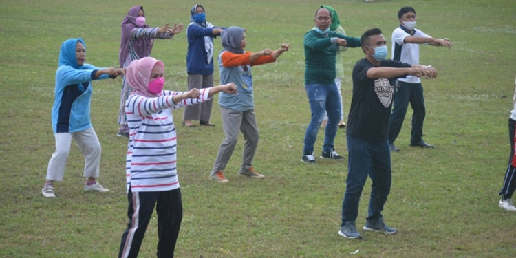 Wakil Bupati Bone Bolango Merlan S. Uloli saat melakukan senam aerobik bersama OPD terkait usai melakukan peletakkan batu pertama pembanguna tribun di Lapangan Likada Kabila. (Foto AKP/Kominfo)