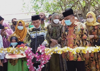 Bupati Gorontalo Nelson Pomalingo dan Wakil Bupati Hendra S Hemeto saat meresmikan TK Pembina Kecamatan Asparaga Desa Mohiolo (Putra/Gopos)