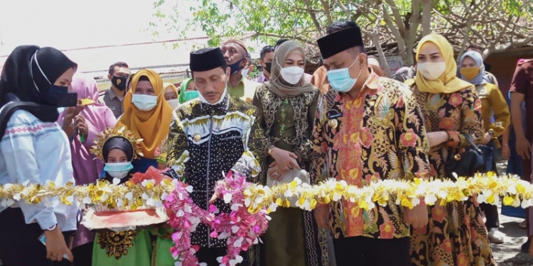 Bupati Gorontalo Nelson Pomalingo dan Wakil Bupati Hendra S Hemeto saat meresmikan TK Pembina Kecamatan Asparaga Desa Mohiolo (Putra/Gopos)
