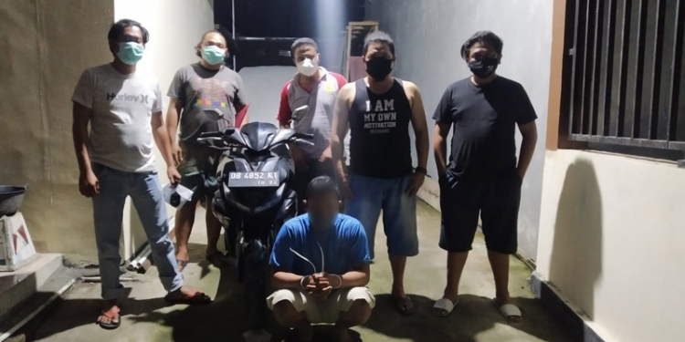 Terduga pencuri sepeda motor (kaos biru) berhasil dibekuk tim Opsnal Pores Gorontalo Utara. (Humas Polda Gorontalo)