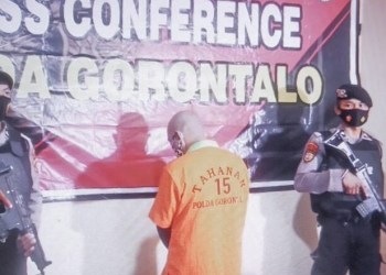 Tersangka ML, yang saat ini mendekam di balik jeruji besi ruang tahanan Polda Gorontalo. (Putra/gopos)