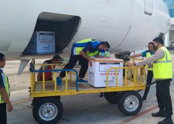 Sebanyak 3.530 vial vaksin tiba di Bandara Djalaludin Gorontalo dan mendapat pengawalan dari Kapolsek Bandara bersama Tim Dinas Kesehatan Provinsi Gorontalo.(putra/gopos)
