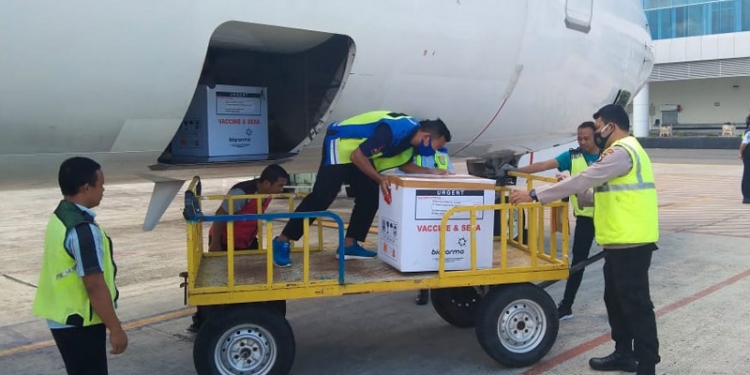Sebanyak 3.530 vial vaksin tiba di Bandara Djalaludin Gorontalo dan mendapat pengawalan dari Kapolsek Bandara bersama Tim Dinas Kesehatan Provinsi Gorontalo.(putra/gopos)