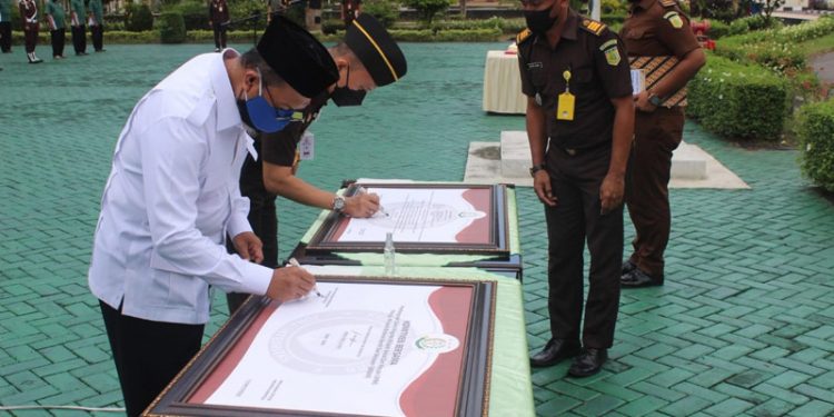Penandatanganan Pencanangan Wilayah Birokrasi Bersih Melayani (WBBM) oleh Kepala Kejaksaan Negeri Kabupaten Gorontalo Armen Wijaya dan Kepala Ombudsman Provinsi Gorontalo Alim S Niode (PutraGopos