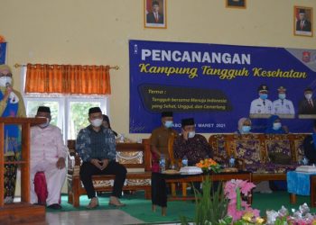 Wakil Bupati Bone Bolango saat memberikan sambutan sekaligus mencanangkan Kampung Tangguh Kesehatab di Desa Tulabolo Kecamatan Suwawa Timur (foto AKP/Kominfo)
