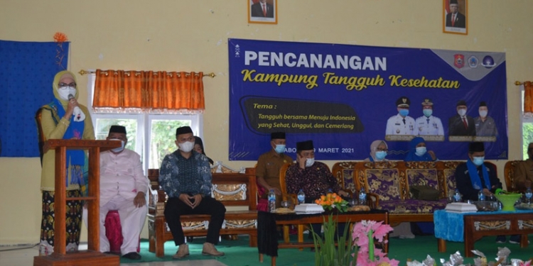 Wakil Bupati Bone Bolango saat memberikan sambutan sekaligus mencanangkan Kampung Tangguh Kesehatab di Desa Tulabolo Kecamatan Suwawa Timur (foto AKP/Kominfo)
