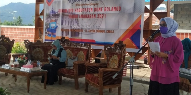 Wakil Bupati Bone Bolango Merlan S. Uloli saat memberikan sambutan sekaligus membuka kegiatan Rembuk Pendidikan dirangkaikan dengan Forum OPD Kabupaten Bone Bolango