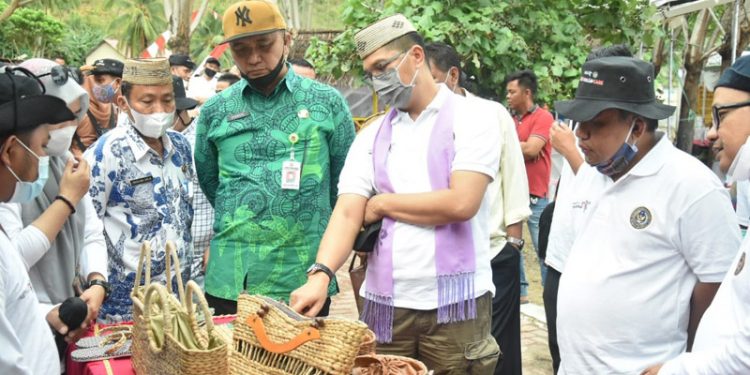 Wakil Bupati Gorontalo Hendra S Hemeto bersama Direktur Pengembangan Destinasi II Wilayah Timur kementerian pariwisata dan Ekonomi Kreatif RI Wawan Gunawan di dampingi Kadis Pemuda Olah Raga dan Pariwisata, Samsul Bahri, meninjau hasil kerajinan yang di buat oleh Kelompok UMKM. (istimewa)