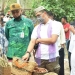 Wakil Bupati Gorontalo Hendra S Hemeto bersama Direktur Pengembangan Destinasi II Wilayah Timur kementerian pariwisata dan Ekonomi Kreatif RI Wawan Gunawan di dampingi Kadis Pemuda Olah Raga dan Pariwisata, Samsul Bahri, meninjau hasil kerajinan yang di buat oleh Kelompok UMKM. (istimewa)