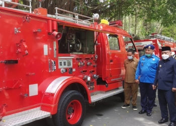 Kepala BPBD Kabupaten Gorontalo Sumanti Maku Bersama Wakil Bupati Gorontalo Hendra S Hemeto saat melakukan pengecekan Mobil Damkar sebagai kesiapan kedepan terkait penaggulangan kebarakan. (Putra/Gopos)