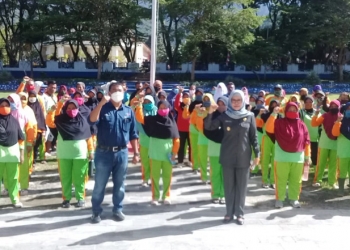 Wakil Bupati Bone Bolango Merlan Uloli bersama Kepala Dinas Lingkungan Hidup Bone Bolango Aznan Nadjamudin saat foto bersama petugas kebersihan. (Foto Indra/Gopos)