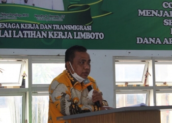 Wakil Bupati Gorontalo, Hendra Hemeto saat membuka kegiatan latihan kerja. (putra/gopos)
