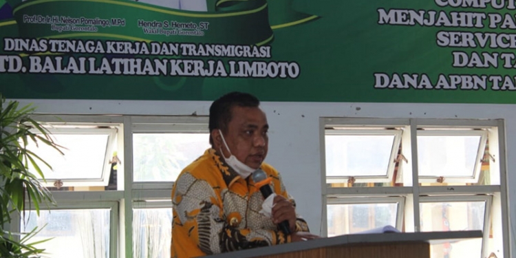 Wakil Bupati Gorontalo, Hendra Hemeto saat membuka kegiatan latihan kerja. (putra/gopos)