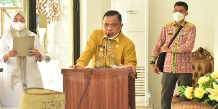 Wakil Bupati Gorontalo Hendra S Hemeto saat memberikan Arahan pada Workshop Perencanaan Kapasitas Pelaksanaan Review Dokumen Perencanaan dan Sistem Keuangan Desa (istimewa)