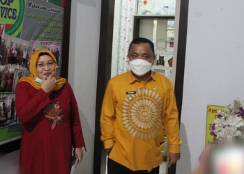 Wakil Bupati Gorontalo Hendra S Hemeto saat melakukan kunjungan Ke sal satu Organisasi Perangkat Daerah (OPD) yakni Pelayanan Terpadu Pemberdayaan Perempuan dan Anak P2TP2A Kabupaten Gorontalo. (Putra/Gopos).