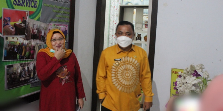 Wakil Bupati Gorontalo Hendra S Hemeto saat melakukan kunjungan Ke sal satu Organisasi Perangkat Daerah (OPD) yakni Pelayanan Terpadu Pemberdayaan Perempuan dan Anak P2TP2A Kabupaten Gorontalo. (Putra/Gopos).