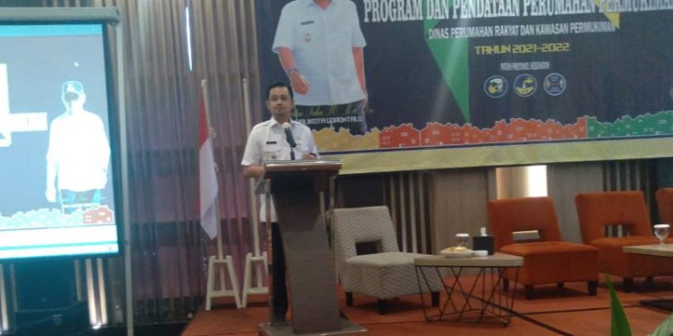Wawali Gorontalo, Ryan F.Kono saat membuka kegiatan Sinkronisasi Program dan Pendataan Perumahan Permukiman di Hotel Aston Gorontalo, Rabu (17/3/2021). (foto/ramlan/gopos)
