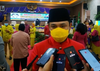 Wakil Wali Kota Gorontalo, Ryan F.Kono, saat diwawancarai awak media, usai memberikan sambutan pada Rapat Paripurna HUT ke-293 Kota Gorontalo, yang berlangsung di Aula 1 DPRD Kota Gorontalo, Jumat (19/3/2021). (foto/ramlan/gopos)