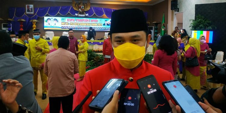 Wakil Wali Kota Gorontalo, Ryan F.Kono, saat diwawancarai awak media, usai memberikan sambutan pada Rapat Paripurna HUT ke-293 Kota Gorontalo, yang berlangsung di Aula 1 DPRD Kota Gorontalo, Jumat (19/3/2021). (foto/ramlan/gopos)
