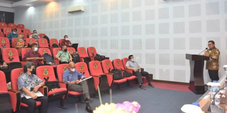 Wali Kota Gorontalo, Marten Taha saat membuka kegiatan Workshop Tentang Pemajuan Kebudayaan, kerjasama antara Pemkot Gorontalo dengan Program Studi Antropologi S3 UNHAS Makassar, Senin (15/3/2021). (foto Diskominfo Kota Gorontalo).