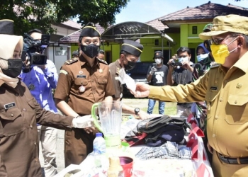 Wali Kota Gorontalo, Marten Taha, memunashkan barang bukti tindak pidana di halaman kantor Kejaksaan Negeri Kota Gorontalo, Senin (22/3/2021).