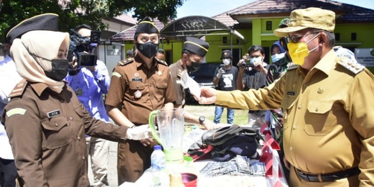 Wali Kota Gorontalo, Marten Taha, memunashkan barang bukti tindak pidana di halaman kantor Kejaksaan Negeri Kota Gorontalo, Senin (22/3/2021).
