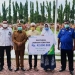 Sekda Boalemo, Sherman Moridu, didampingi Kepala BPJamsostek Cabang Pohuwato, Ady Syamsul, menyerahkan santunan JKM sebesar Rp42 juta kepada ahli waris almarhum Rifaldi Arief, petugas Non ASN Damkar Kabupaten Boalemo, pada saat apel kerja awal bulan, di Alun-Alun Kota, Tilamuta, Senin (1/3/2021). (Istimewa)