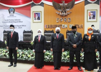 Jajaran pimpinan DPRD Kabupaten Blitar berpos, bersama Gubernur Jawa Timur, Bupati dan Wabup Blitar, serta Plh Bupati Blitar usai sertijab di Gedung Sidang Paripurna DPRD Blitar. (istimewa)