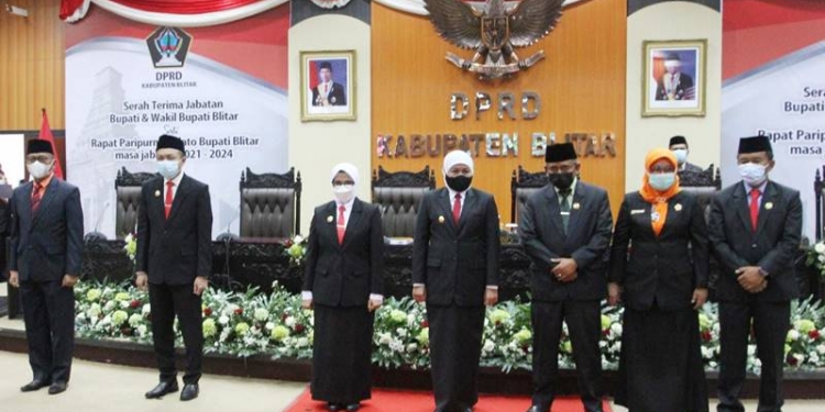 Jajaran pimpinan DPRD Kabupaten Blitar berpos, bersama Gubernur Jawa Timur, Bupati dan Wabup Blitar, serta Plh Bupati Blitar usai sertijab di Gedung Sidang Paripurna DPRD Blitar. (istimewa)