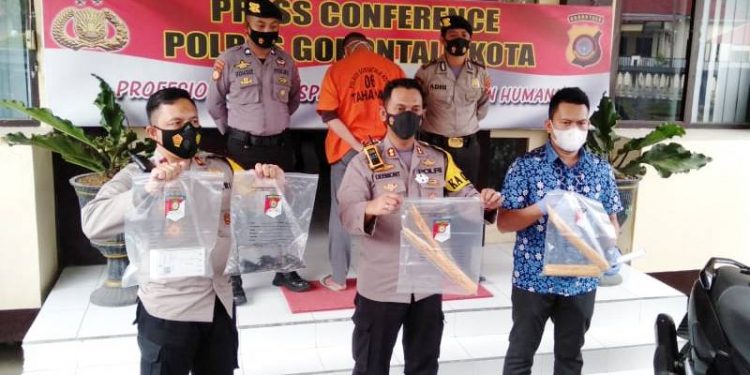 Konferensi Pers kasus pembunuhan di sebuah indekos di Dungingi, Kota Gorontalo oleh Polres Gorontalo Kota, Jumat (5/3/2021) (sari/gopos)