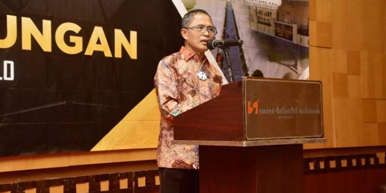 PEMBANGUNAN - Sekretaris Daerah Kota Gorontalo, Ismail Madjid saat menutup Rapat Kerja Pengendalian dan Evaluasi Rancangan Kerja Perangkat Daerah (RKPD) tahun 2022 yang dirangkaikan dengan Forum Gabungan Perangkat Daerah di Swiss-Belhotel Maleosan Manado, Selasa (9/3/2021). (Diskominfo Kota Gorontalo)