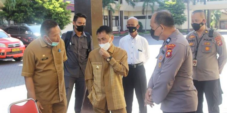 Bupati Gorontalo Nelson Pomalingo (Tengah) bersama Kepala Dinas Pekerjaan Umum dan Perumahan Rakyat Rony Sahrain (Kanan) di Polda Gorontalo dan jajaran pejabat Polda Gorontalo, Senin (15/3/2021). (PutraGopos)