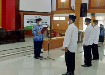Walikota Blitar, Santoso saat melantik pengurus LPPTKA se-Kota Blitar. (foto: ma'ruf/gopos)