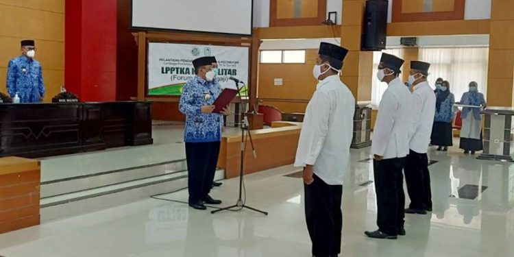 Walikota Blitar, Santoso saat melantik pengurus LPPTKA se-Kota Blitar. (foto: ma'ruf/gopos)