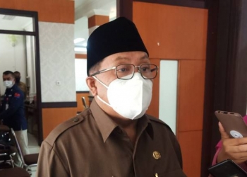 Wali Kota Blitar Santoso saat diwawancarai seusai pelaksanaan Evaluasi Penekanan Tugas Anggota Gugus Tugas Kota Layak Anak. (foto: ma'ruf/gopos)