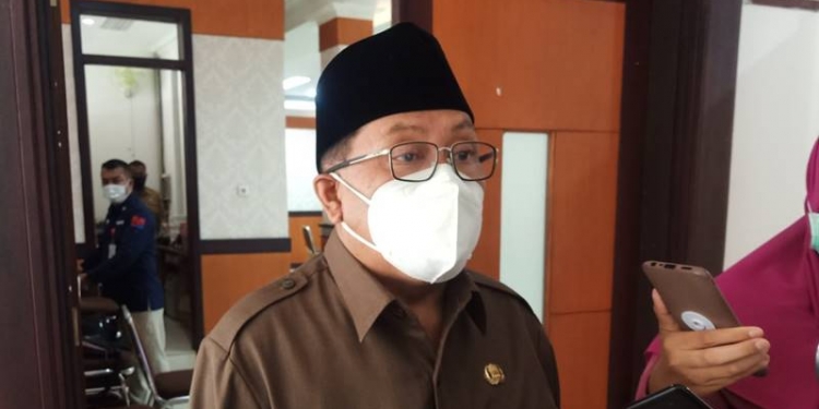 Wali Kota Blitar Santoso saat diwawancarai seusai pelaksanaan Evaluasi Penekanan Tugas Anggota Gugus Tugas Kota Layak Anak. (foto: ma'ruf/gopos)
