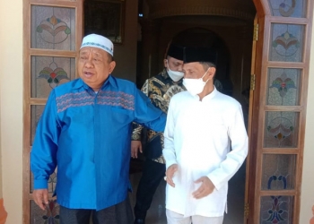 Bupati dan Wakil Bupati Gorontalo Nelson Pomalingo dan Hendra S Hemeto saat berkunjung ke rumah Orang tua Indrawanto Hasan. (Istimewa)