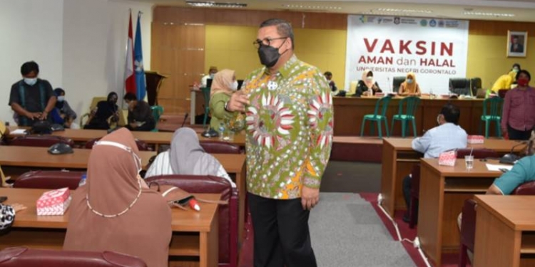 Rektor UNG, Eduart Wolok meninjau pelaksanaan vaksinasi covid-19, Kamis (18/3/2021) (istimewa)